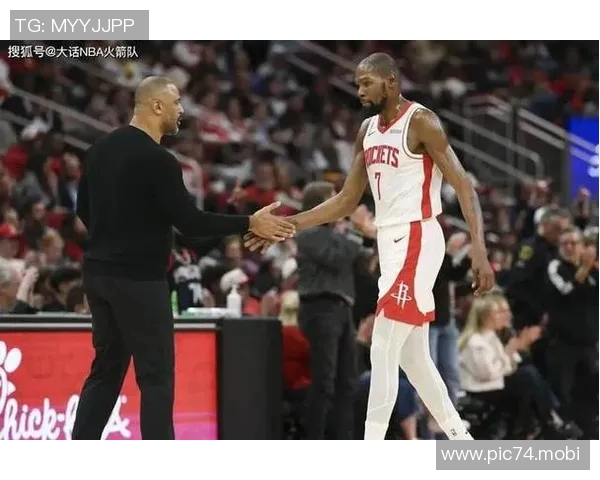 火箭15分领先被逆转，杜兰特21+8+6也带不动！火箭输球揪出两大罪人，球迷：赶紧下课